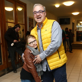 Dcera Claudie jej často doprovází do společnosti.