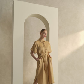 Klasika, která nestárne. Košilové šaty s rukávem a vázačkou. Primark, 780 Kč