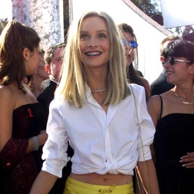 Stejnou sukni přitom herečka poprvé oblékla před 23 lety na cenách Emmy. Tehdy ji zkombinovala s bílou blůzou.