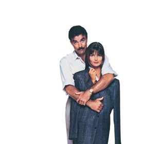 Najít tak fotku modrooké krásky s odhalenýma nohama je vcelku kumšt. Přesto pár snímků mezi lidmi koluje. Například tento z filmu Její alibi (1989), kde si zahrála s Tomem Selleckem, představitelem detektiva Magnuma ze stejnojmenného seriálu.