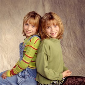 Mary-Kate a Ashley Olsenovy při natáčení seriálu Two of a Kind v roce 1998.