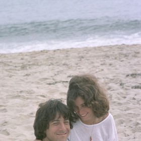 Dustin Hoffman a Lisa Gottsegen se seznámili na rodinné grilovačce, protože hercova maminka kamarádila s Lisinou babičkou.