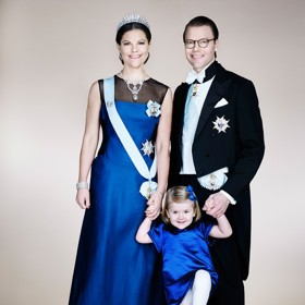 S Danielem má Victoria dvě děti - jedenáctiletou Estelle a sedmiletého Oscara. Na archivním snímku pózují rodiče s dcerou, která se jednou stane královnou jako její maminka.