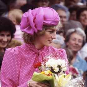 Princezna Diana v růžových puntíkatých šatech, které byly nejspíš inspirací pro model, který oblékla její neteř Lady Eliza Spencer. 