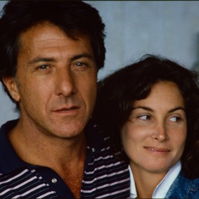 Chodit spolu ale začali až o 12 let později, kdy se držitel dvou Oscarů rozvedl s první manželkou Anne Byrne. Pak se od sebe prakticky nehnuli na krok.