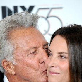 Kromě toho, že si neustále projevují vzájemnou náklonnost, Lisa, vystudovaná právnička, se vzdala své kariéry, aby mohla manžela doprovázet na natáčení po celém světě.