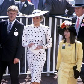 Princezna Diana se v roce 1988 objevila v Ascotu v nádherných puntíkatých šatech se zvýrazněným pasem. 