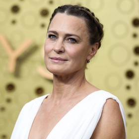 Že má Robin Wright už ve tváři vepsáno pár drobných vrásek? Těch si zaručeně nikdo ani nevšiml.