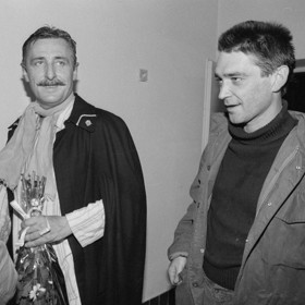 Vladimír Dlouhý byl také famózní divadelní herec. Na snímku je v roce 1992 s Karlem Heřmánkem v divadle Gong.