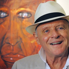 Anthony Hopkins tvrdí, že nemaluje podle žádných pravidel a jeho obrazy jsou dětsky naivní proto, že on sám je dítě.