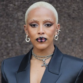 Vzorem extravagantního líčení je zpěvačka Doja Cat. Černá rtěnka je opravdu jen pro rebelky. 