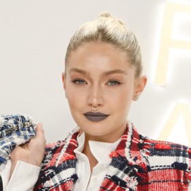 Gigi Hadid zvolila na společenskou událost matnou šedou rtěnku. Ač jde o ulítlejší odstín, když se zkombinuje s jinak neutrálním make-upem, rtěnka tak nesvítí jako v případě Dojy Cat. 