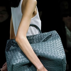 Tak tak lze pobrat i aktuální model značky Bottega Veneta.