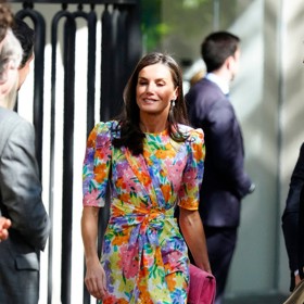 V dubnu v Córdobě vynesla Letizia květované šaty Cayro, model Violeta. Doplnila je svítivě růžovými lodičkami a psaníčkem Magrit.