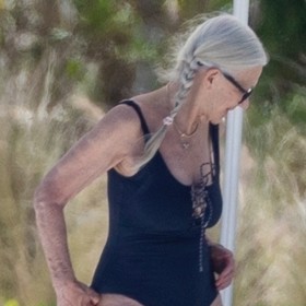 Štíhlá herečka připouští, že její váha celý život kolísá v rozmezí pěti kil. Jak dokazují plavkové fotky z letošního dubna, postavu má v 77 letech úžasnou. 