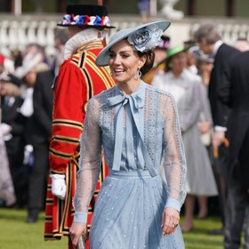 Dokazuje to i fakt, že stejný druh lodiček, byť ve střízlivějším odstínu, zvolila na květnovou zahradní párty v Buckinghamském paláci i Kate Middleton.