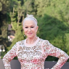 Díky tomu si může dovolit přiléhavé róby, flitry i odvážné barvy.