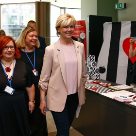 Sáčko v pudrové barvě nosí Eva Pavlová ráda, byť zde šlo o méně formální outfit, sako je delší a sportovnější.