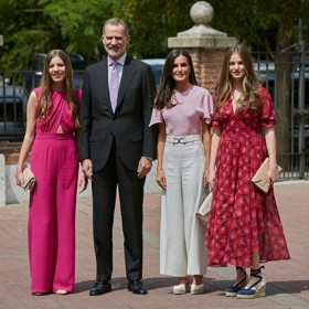 Královna Letizia patří mezi nejlépe oblékané ženy světa, a protože většinu roku tráví v zemi s velmi teplým klimatem, dotáhla k dokonalosti i odívání pro horké měsíce. To se teď nám, ženám ze střední Evropy, může hodit jako inspirace. První vybroušený letní outfit předvedla Letizia na květnovém biřmování mladší dcery Sofie, kam vynesla růžovou blůzu a krémové kalhoty Boss a espadrilky Macarena.