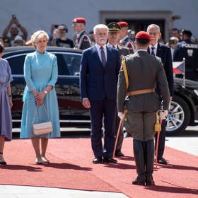 První dáma Eva Pavlová ráda obléká pestré barvy, přičemž šaty musejí být v adekvátní délce a musejí mít rukávy.