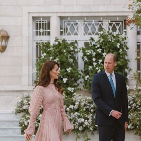 Minulý týden se Kate Middleton a princ William objevili v Jordánsku mezi hosty opulentní veselky korunního prince Husajna. Britská princezna přitom oblékla růžové šaty z dílny libanonského návrháře Elieho Saaba. Na rozdíl od jeho originálního modelu ale ten její postrádal transparentní díly.