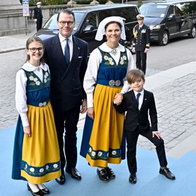 Spokojená rodinka si v úterý nenechala ujít slavnostní otevření paláce veřejnosti. Švédové slaví 6. června státní svátek.