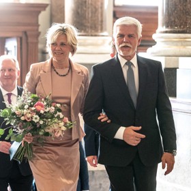 Eva Pavlová se nevyhýbá ani kostýmkům. V tomto pudrovém modelu například navštívila oslavy výročí Národního muzea.