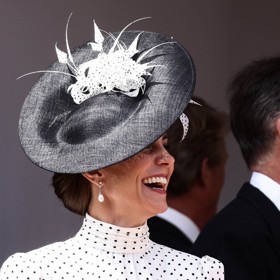 Jedna princezna z Walesu vzdává hold druhé princezně z Walesu. Kate k černobílému modelu zvolila perlové náušnice Collingwood, které patřily princezně Dianě. 