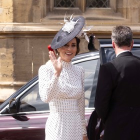 Model, který letos oblékla Kate Middleton, odkazuje na šaty princezny Diany. Vybrala si i podobné bílé lodičky s černou špičkou. 