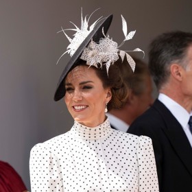 Kate zvolila k šatům bílé psaníčko, stejně jako si jej k puntíkům vzala i princezna Diana. 