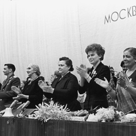 Nesměla také chybět na žádné politické schůzi.