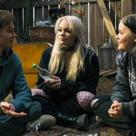 Rozbuška: Šestnáctiletá Meri nesnáší školu a spolužáky, kteří ji šikanují. Nejraději by na ně hodila bombu. Povede se změnit její negativní pohled na svět?