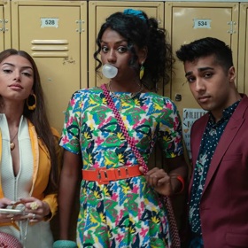 Sexuální výchova: Jaké to asi je, když je vaše matka sexuoložka? Středoškolák Otis to nemá jednoduché, ale rozhodne se z toho profitovat a zřídí si ve škole sexuální poradnu. Poměrně otevřený britský seriálový hit má jako jednu z hlavních hvězd herečku Gillian Anderson.