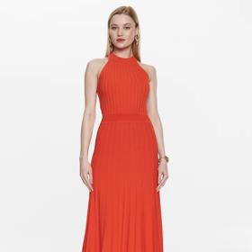 Elegantní variant halterneck střihu. (Michael Kors, 6 599 Kč)