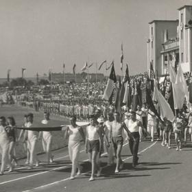 Takto pochodovali cvičenci tentýž rok v Plzni.