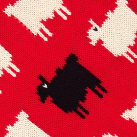 Zdobí ho motiv bílých ovcí a jedné černé. 