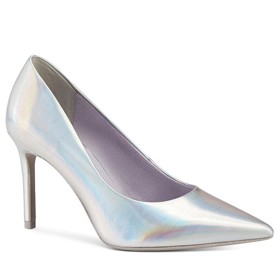 Metalické lodičky si můžete pořídit i vy. Třeba tyto značky Tamaris za 1 259 Kč.