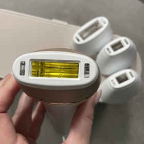 IPL epilátor Braun Silk-expert Pro 5 nabízí několik hlavic, které jsou různě zakřivené.