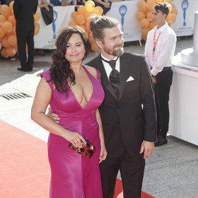 Sexy tvary dovede vnadná Jitka náležitě prodat. Najdou se ale i tací, kterým podobně odhalené modely nejsou po chuti. Manžel Jitky Čvančarové, tanečník Petr Čadek, k nim ale rozhodně nepatří a je své ženě zjevně oporou.