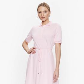 Košilové šaty vycházející ze střihu typického polo trička. Tommy Hilfiger, 3 990 Kč