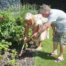 Herec malého vzrůstu Roman Skamene má povinnosti na zahrádce rozdělené s manželkou Renatou.