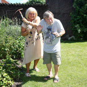 Manželka Renata je podle všeho na hercovy vtípky zvyklá a do plení záhonku si mluvit nenechá.