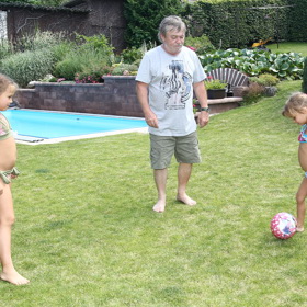 Vnučky jsou podle herce živé a neustále vymýšlejí, jak se na chalupě zabavit.