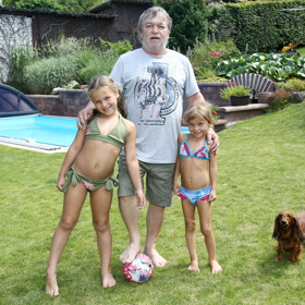 Roman Skamene se pyšní dvěma vnučkami, Stellou a Rebeccou.