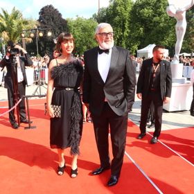 O rok později zaujal Jiří Bartoška kratšími vlasy, o to výrazněji ale nechal porůst svůj plnovous. Šaty Andrey Bartoškové jsou ale tentokrát krátké až příliš, do předepsané délky black tie jí tentokrát chybí mnohem víc než pár centimetrů.