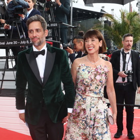 Za indisponovaného prezidenta filmového festivalu Jiřího Bartošku zaskočil před Thermalem syn Janek. Vedle maminky Andrey mu to moc slušelo.