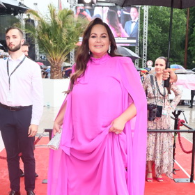 Jitka Čvančarová po předchozích peripetiích s všetečnými kritiky neponechala nic náhodě a výběrem cudných, ale impozantních šatů od návrhářky Petry Balvínové všem kritikům vytřela zrak všem kritikům. Naneštěstí jí ale krásná, přesto příliš zahalená a materiálem nešetřící róba dvakrát střihově nepolichotila. Ma na ní impozantní výstřihy vidíme rádi.