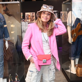 Moderátorka Tereza Pergnerová růžové sáčko netypicky zkombinovala s trendy cargo kalhotami, růžovou kabelkou a bílým topem. Nechybí klobouček a sluneční brýle.