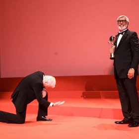 Rok 2015 představil Jiřího Bartošku ve stejném smokingu i lakýrkách, ostatně jde o oděv, který stylově nestárne a jinou variantu pánům black tie zadání ani nedovoluje, tak proč příliš experimentovat? Poklonu mu, zdá se, vysekl i herec Richard Gere!