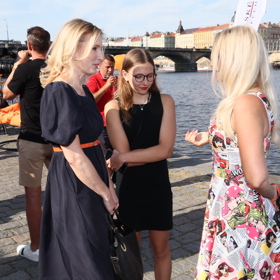 Na společenské akci se mezi celebritami obě dámy dobře bavily.